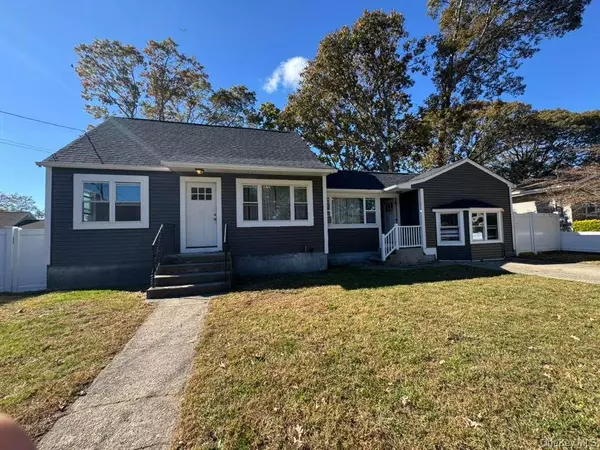 8 Paul DR, Mastic, NY 11950