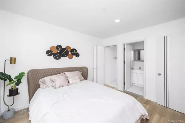 Woodside, NY 11377,70-40 45th Avenue #2E