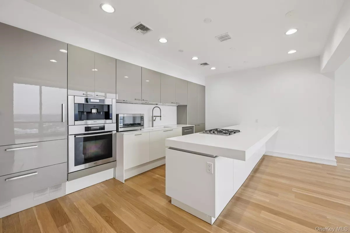 White Plains, NY 10601,1 Renaissance SQ #PH40C