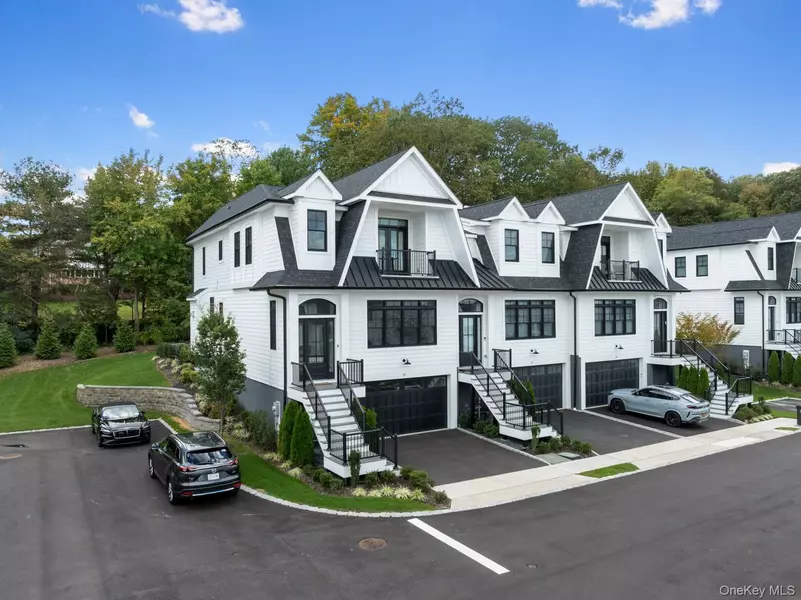 54 Three Ponds LN, Woodbury, NY 11797