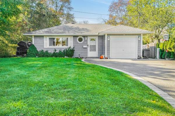 18 Thorburn AVE, Patchogue, NY 11772