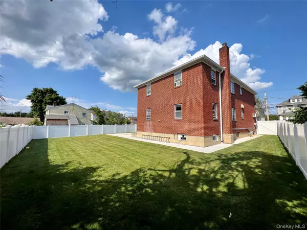 Glen Cove, NY 11542,10 Dougherty ST
