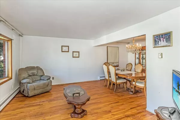 Lynbrook, NY 11563,12 Roxy PL