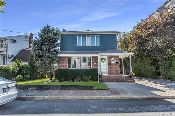 12 Roxy PL, Lynbrook, NY 11563