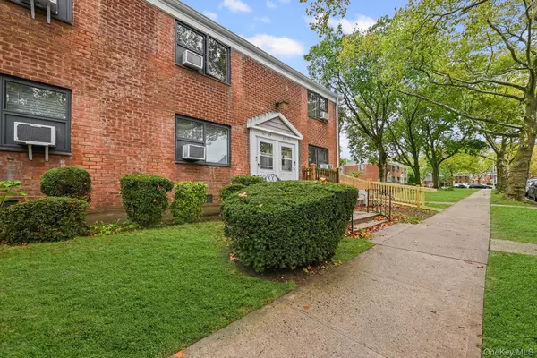 Oakland Gardens, NY 11364,67-09 218th ST #Duplex