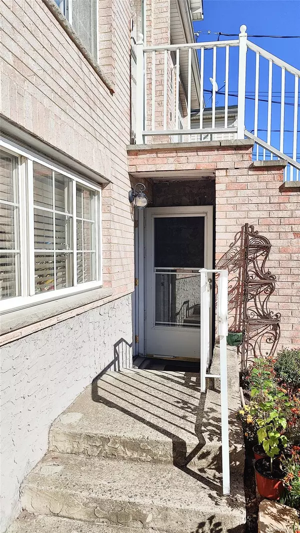 Staten Island, NY 10309,116 Churchill AVE