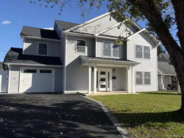 25 Furrow LN, Levittown, NY 11756