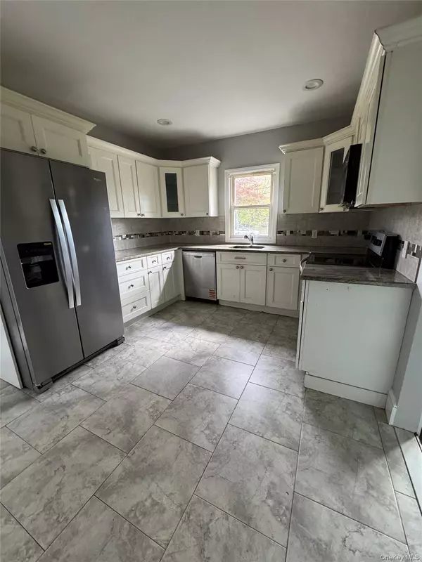 Coram, NY 11727,124 Mount Sinai Coram RD