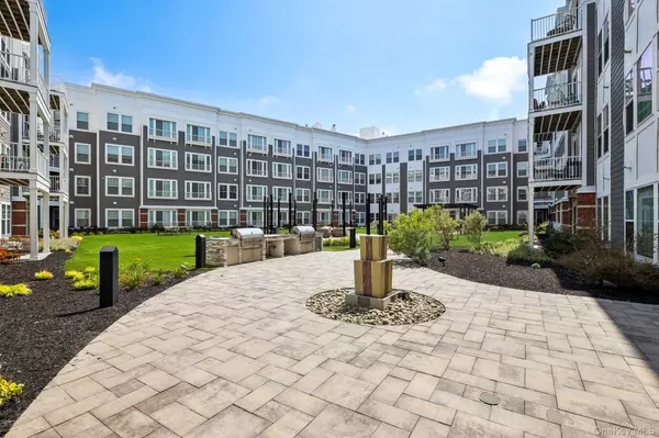 Lindenhurst, NY 11757,75 E Hoffman AVE #1005