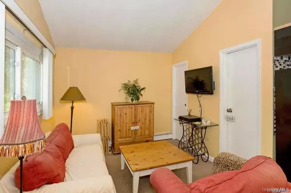 West Babylon, NY 11704,843 Outlook AVE