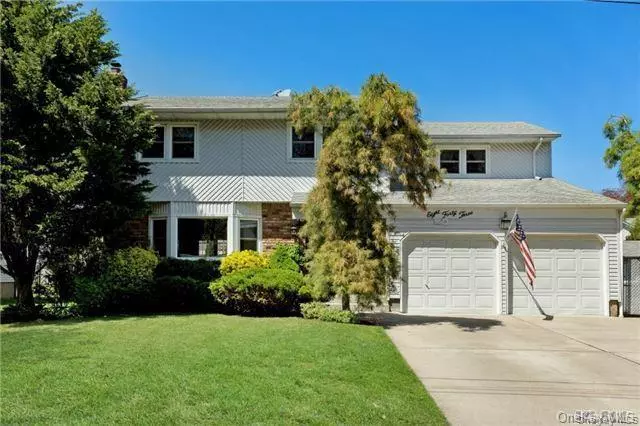 843 Outlook AVE, West Babylon, NY 11704