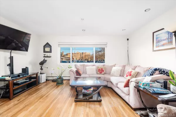 Howard Beach, NY 11414,151-42 82nd ST