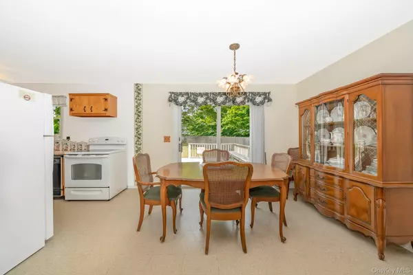 Hampton Bays, NY 11946,10 Argonne RD