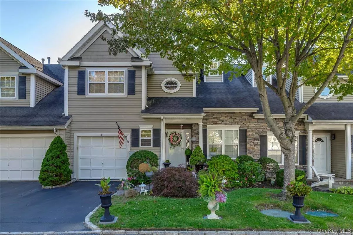 Smithtown, NY 11787,8 Scarborough DR