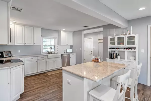 Westbury, NY 11590,93 Page LN
