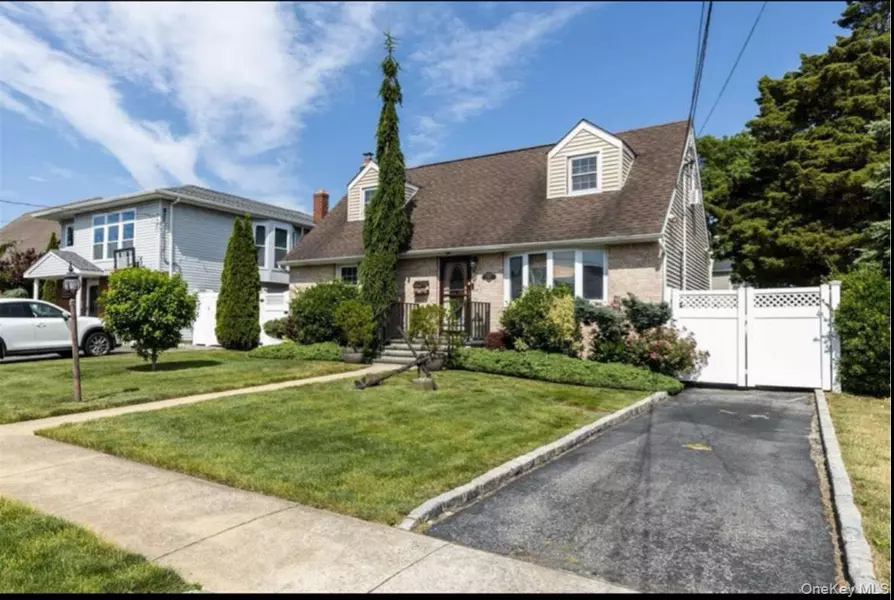 2207 Willow ST, Baldwin Harbor, NY 11793
