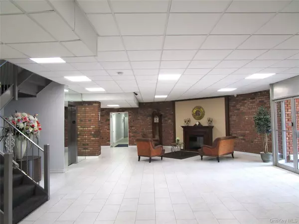 Lynbrook, NY 11563,75 Noble ST #126