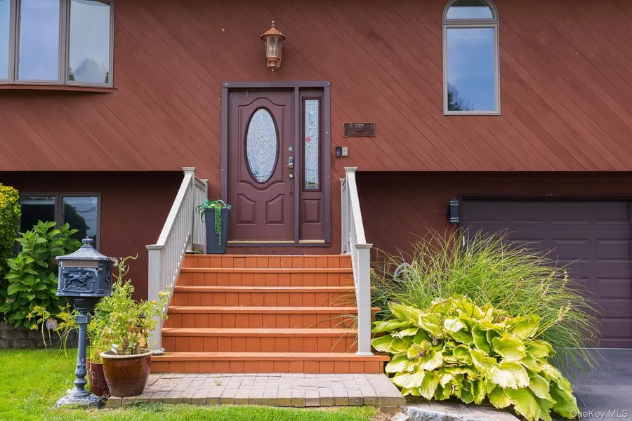 557 N Kings AVE, Lindenhurst, NY 11757