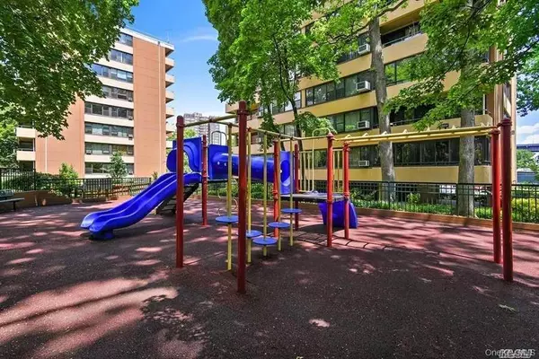 162-11 9th ave #3D, Beechhurst, NY 11357
