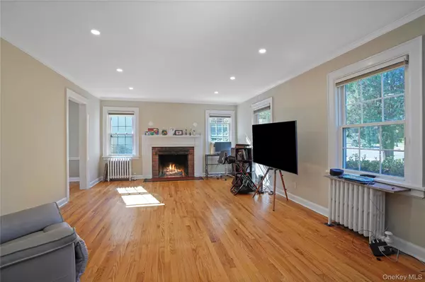 White Plains, NY 10605,8 Craven LN