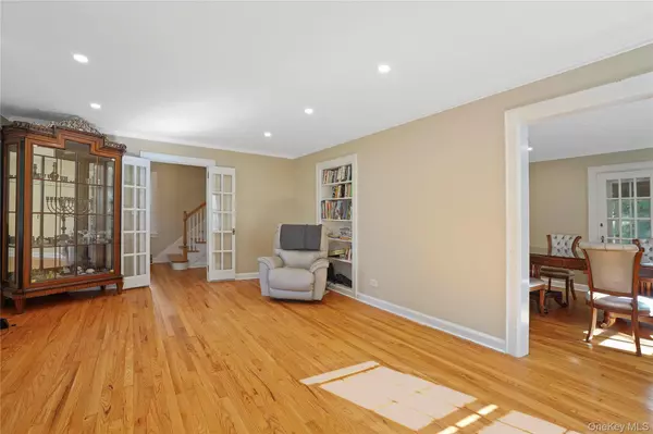 White Plains, NY 10605,8 Craven LN