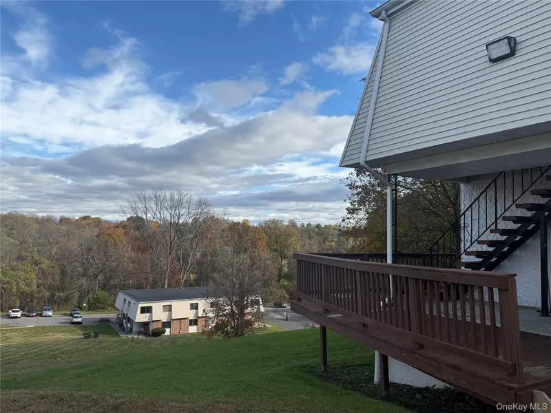 1001 McIntosh PL, Newburgh, NY 12550