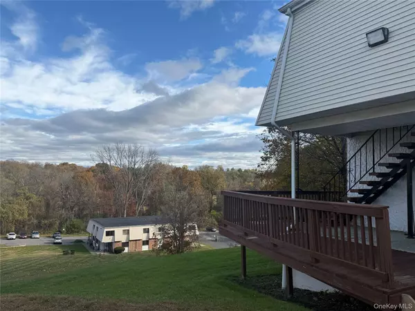 1001 McIntosh PL, Newburgh, NY 12550