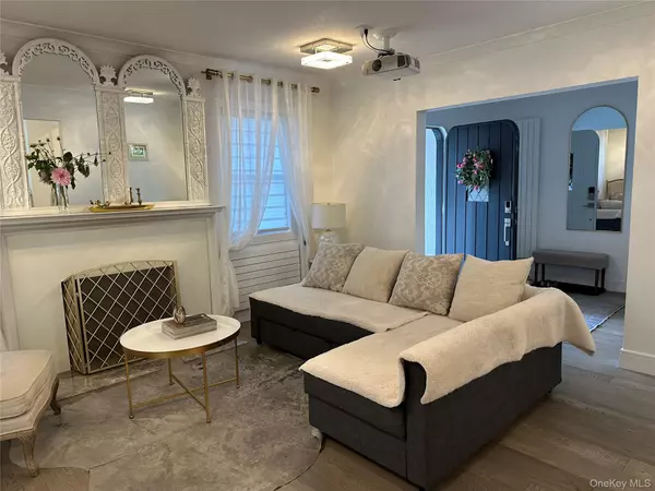 Bronxville, NY 10708,25 Parkway RD