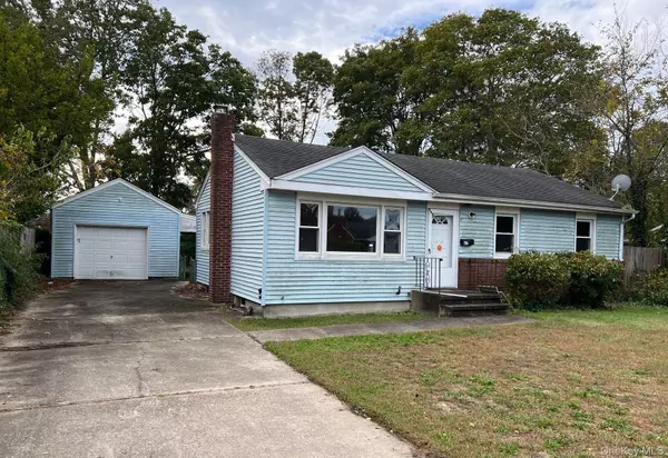 Patchogue, NY 11772,61 Herbert CIR