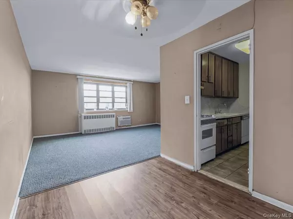Howard Beach, NY 11414,88-25 155 AVE #6M