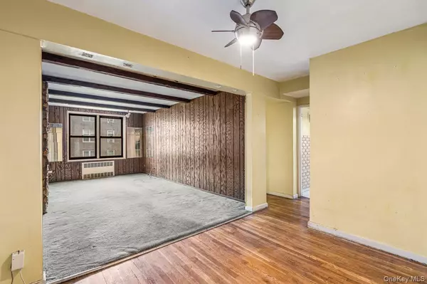 Jackson Heights, NY 11372,33-26 92 ST #5W