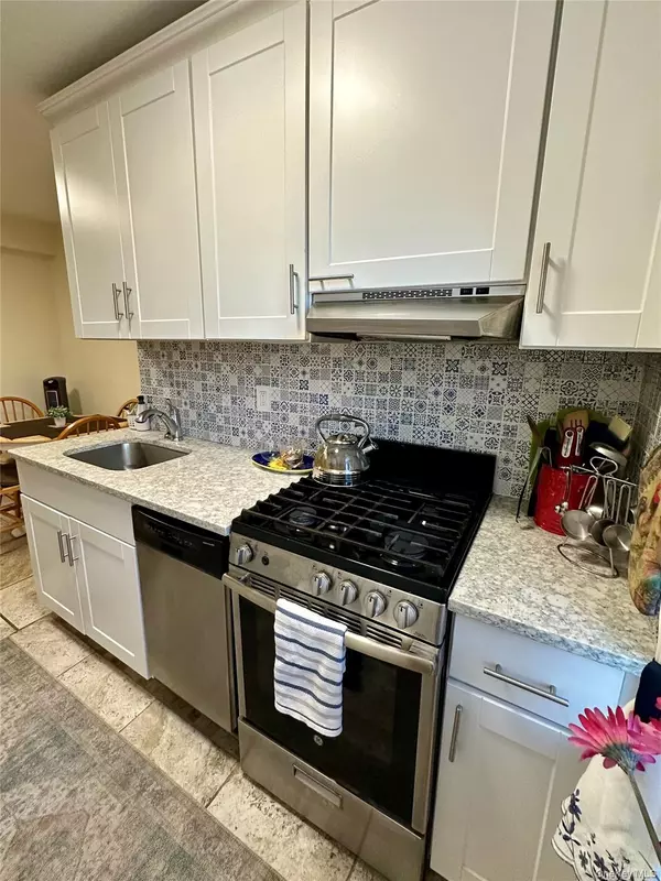 Yonkers, NY 10704,125 Bronx River Road #7K