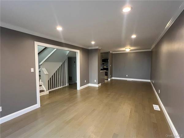 Pomona, NY 10970,475 Country Club LN