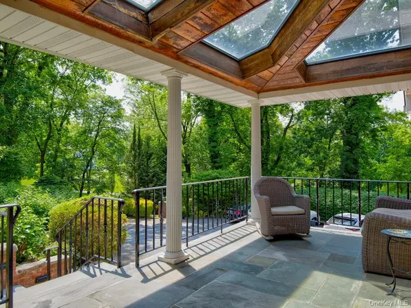 Sands Point, NY 11050,4 Sloanes CT