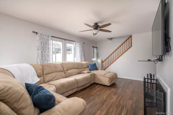 Westbury, NY 11590,98 Hardy LN