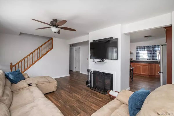 Westbury, NY 11590,98 Hardy LN