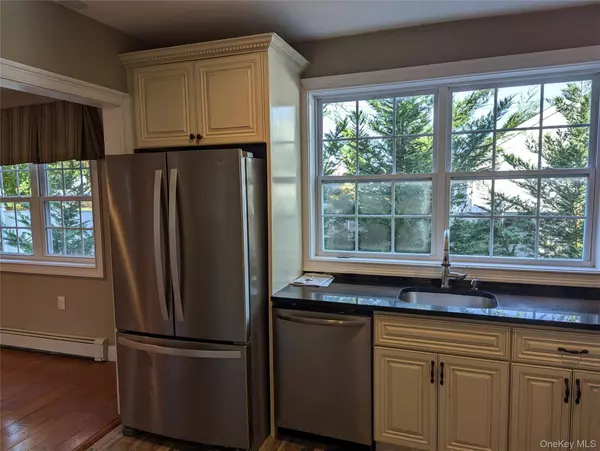 Bay Shore, NY 11706,12 Maple CT