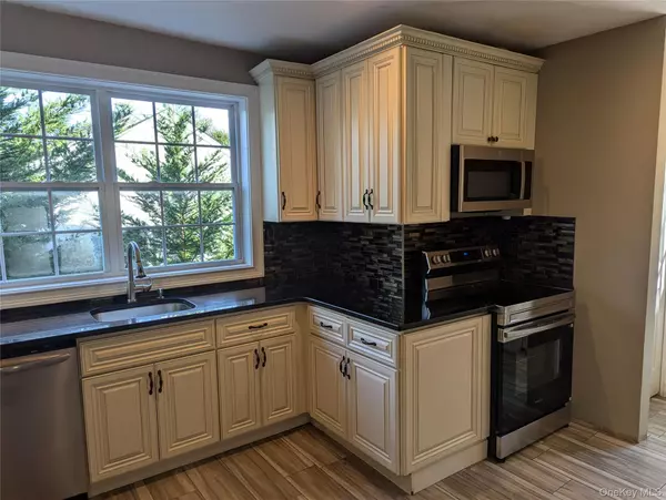 Bay Shore, NY 11706,12 Maple CT