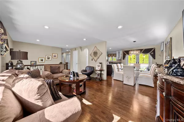 Commack, NY 11725,40 Stonywood DR