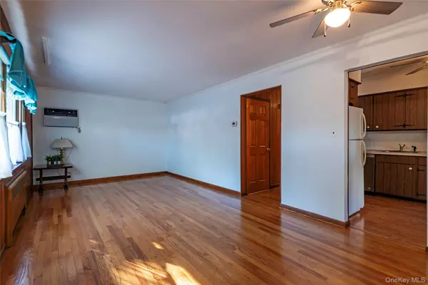 Floral Park, NY 11004,79-12 268th ST