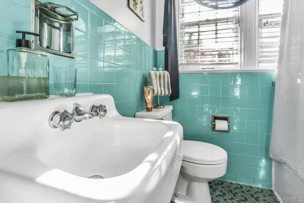 Little Neck, NY 11363,4172 Glenwood ST