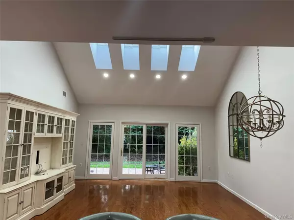 Port Washington, NY 11050,137 Pond View DR