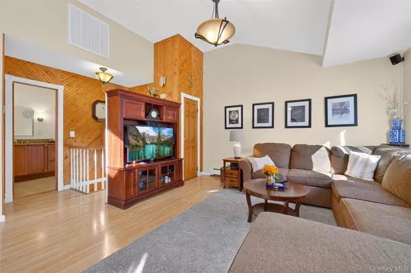 Mahopac, NY 10541,15 Woodbine DR