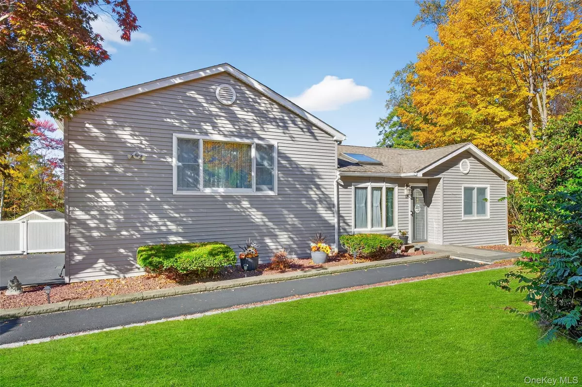 Mahopac, NY 10541,15 Woodbine DR
