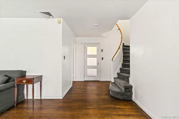 Scarsdale, NY 10583,210 WYNDCLIFF RD