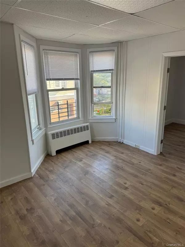 Yonkers, NY 10703,141 Voss AVE