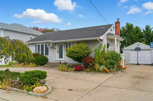 179 Park LN, Massapequa, NY 11758