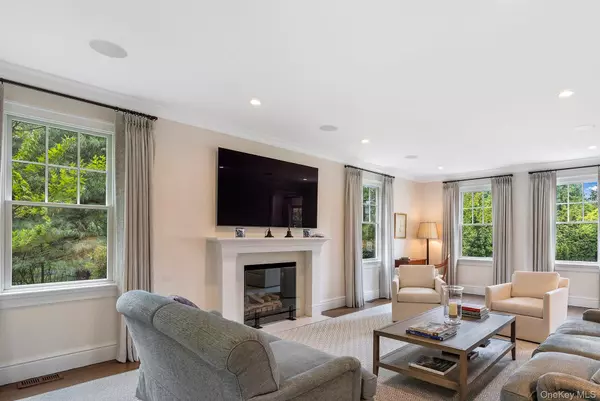 Southampton, NY 11968,150 Harvest LN