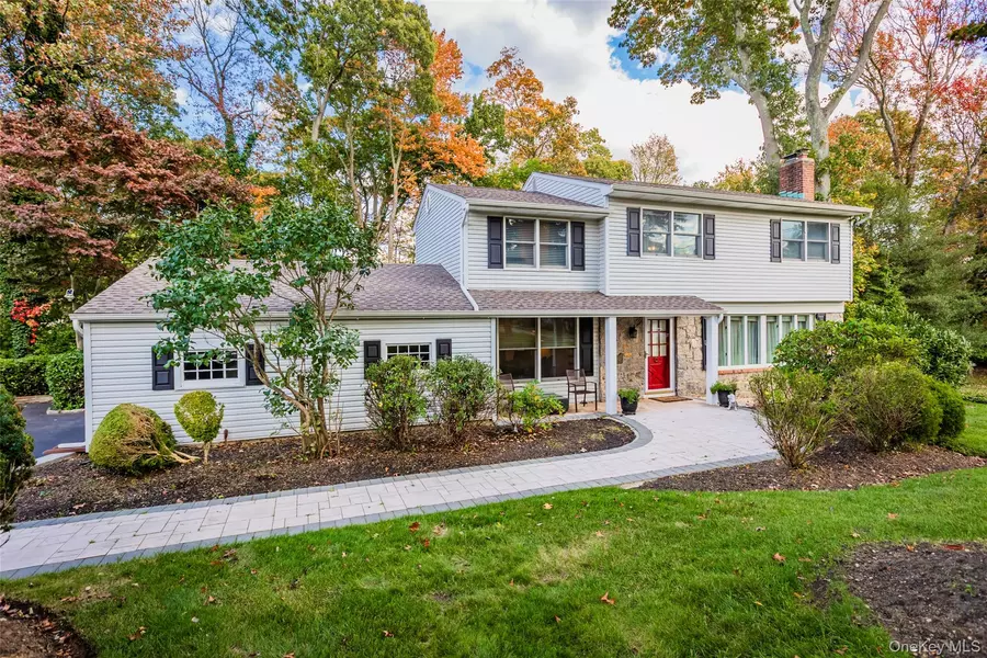 7 Carriage LN, Setauket, NY 11733