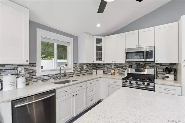 Shirley, NY 11967,7 Pinetree DR